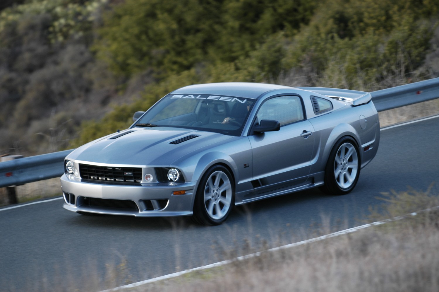 Spectacular new saleen S281 mustang hits the streets.